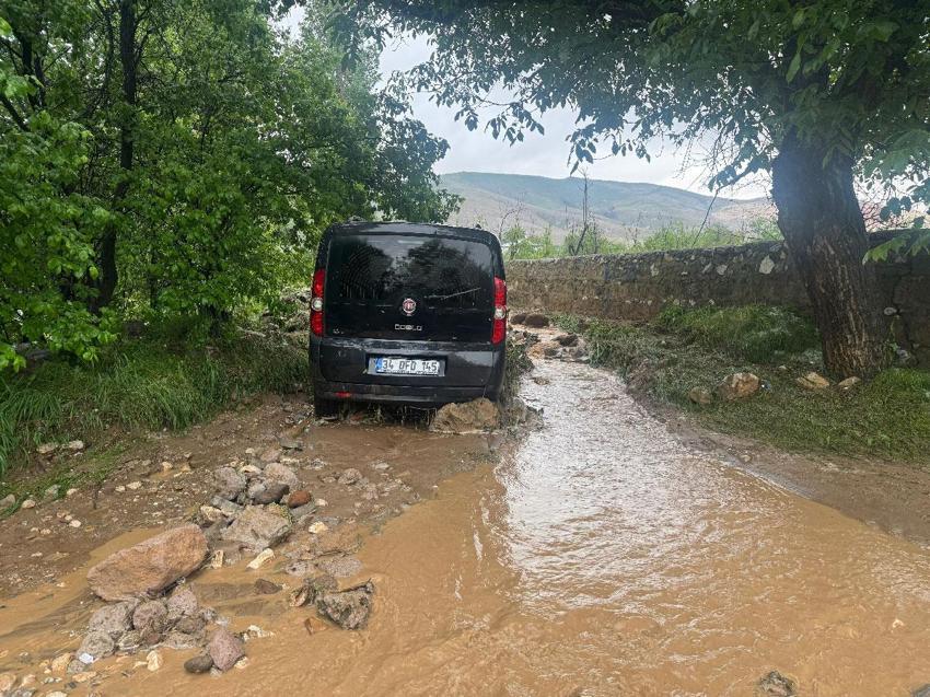 Niğde’de sağanak taşkına neden oldu: 3 araç ve bazı vatandaşlar sele kapıldı