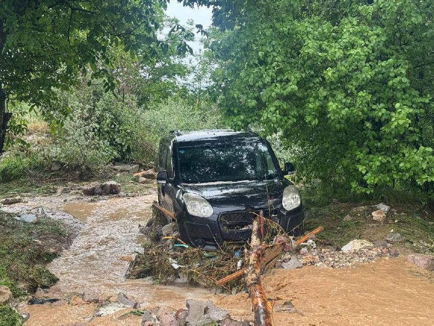 Niğde’de sağanak taşkına neden oldu: 3 araç ve bazı vatandaşlar sele kapıldı