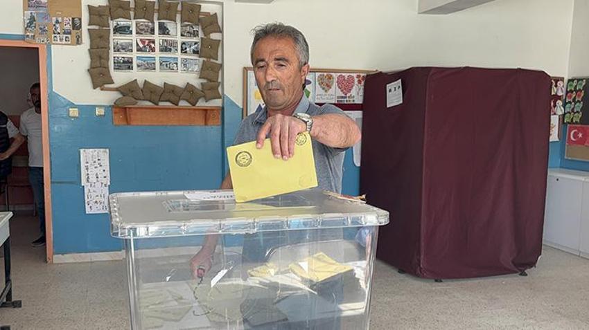 Tokat'ta seçmen sandık başında! Belediye başkanı ve meclis üyeleri belirlenecek
