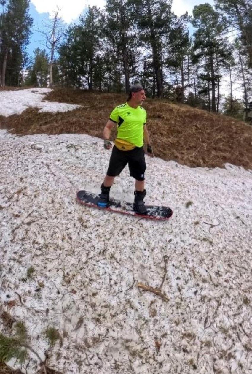 Kars'ta Haziran da kışa dahil edildi! Sarıkamış'ta snowboard gösterisi yaptı