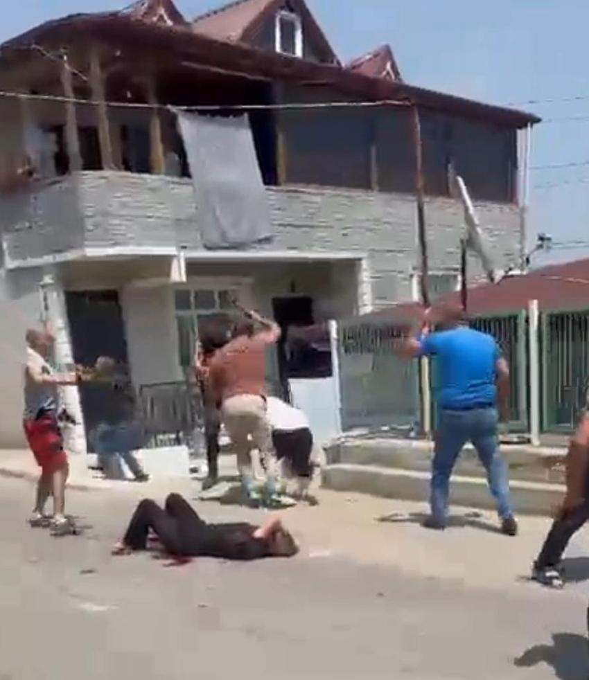 Kocaeli'de eşini sokak ortasında bıçaklayan şüpheliye linç girişimi!