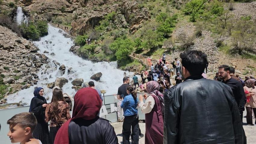 Van'da ziyaretçiler akın ediyor: Bölgenin yeni merkezi oldu