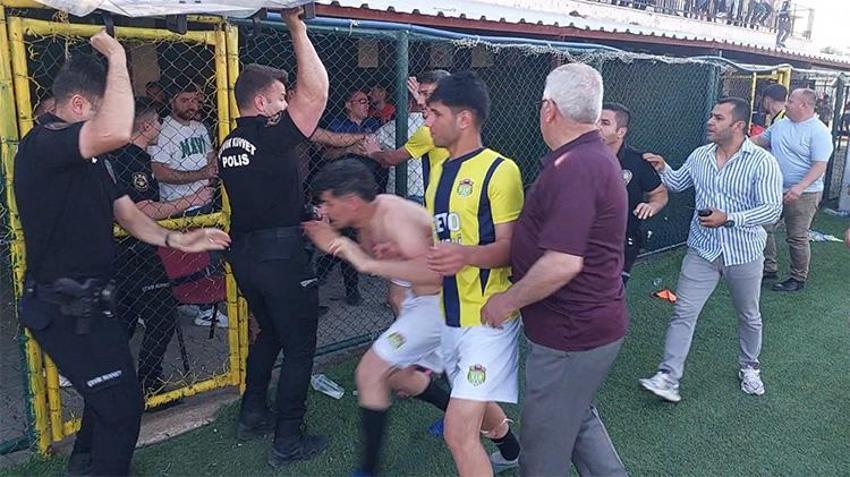 Şampiyonluk maçı savaş alanına döndü: 5 kırmızı kart ve saha dışı kavga!