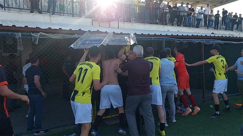 Şampiyonluk maçı savaş alanına döndü: 5 kırmızı kart ve saha dışı kavga!