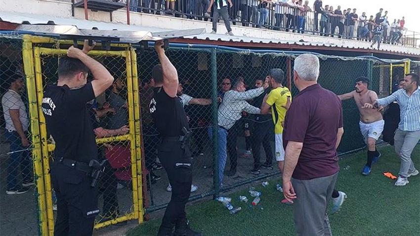Şampiyonluk maçı savaş alanına döndü: 5 kırmızı kart ve saha dışı kavga!