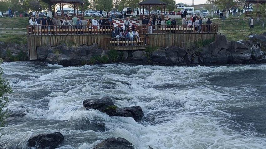 Van'da gecikmeli yolculuk: Uçan balıkların mesaisi başladı