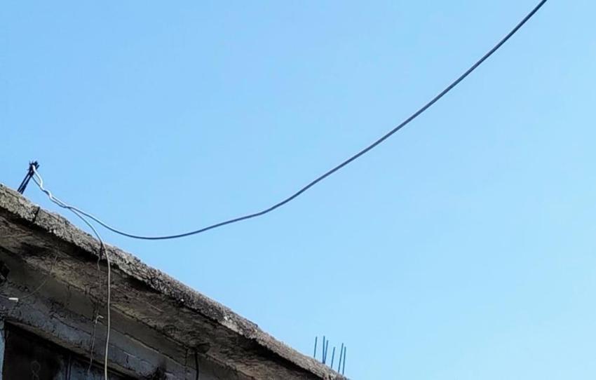 Şanlıurfa'da pes dedirten görüntüler! Elektrikli otomobili direkten çektikleri kaçak hatla şarj ederken yakalandılar