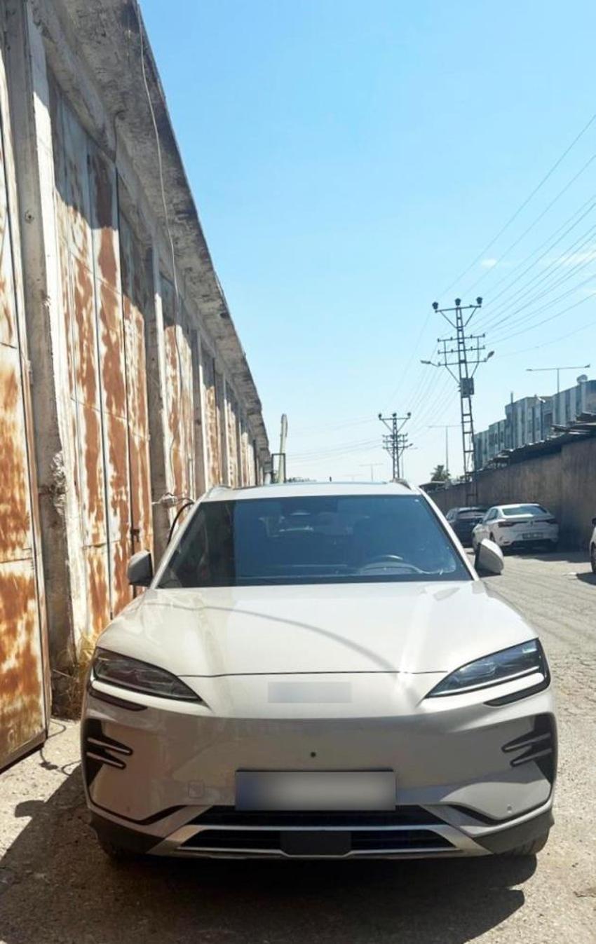 Şanlıurfa'da pes dedirten görüntüler! Elektrikli otomobili direkten çektikleri kaçak hatla şarj ederken yakalandılar