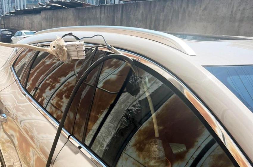 Şanlıurfa'da pes dedirten görüntüler! Elektrikli otomobili direkten çektikleri kaçak hatla şarj ederken yakalandılar