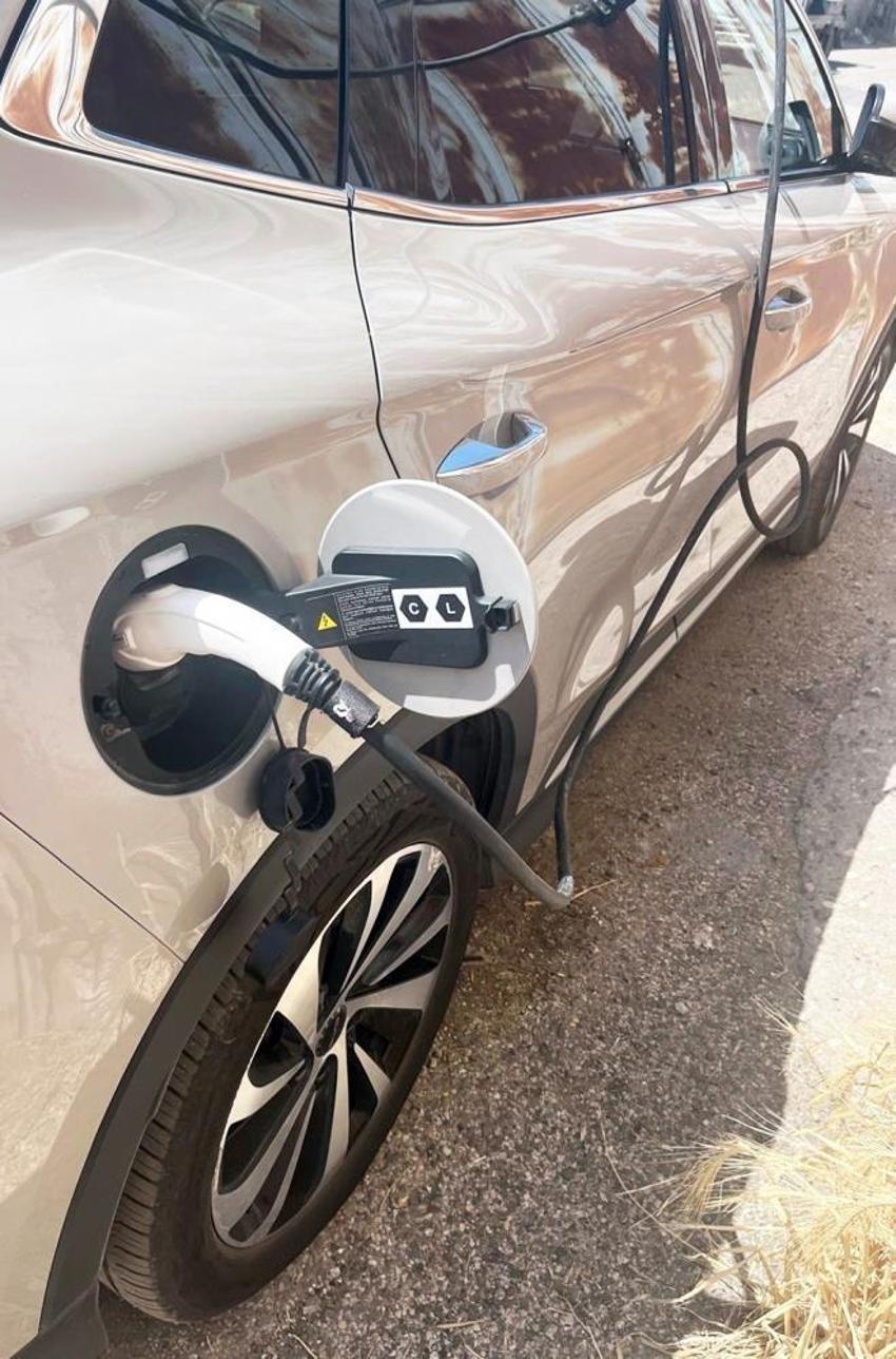 Şanlıurfa'da pes dedirten görüntüler! Elektrikli otomobili direkten çektikleri kaçak hatla şarj ederken yakalandılar