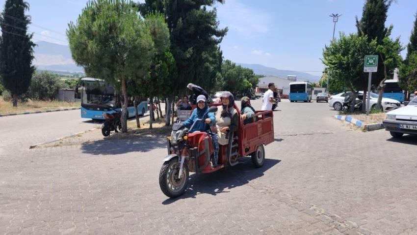 Manisa'da kadın erkek traktöre binip protesto etti: Mahallede istemiyorlar