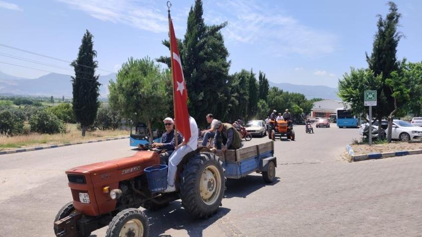 Manisa'da kadın erkek traktöre binip protesto etti: Mahallede istemiyorlar