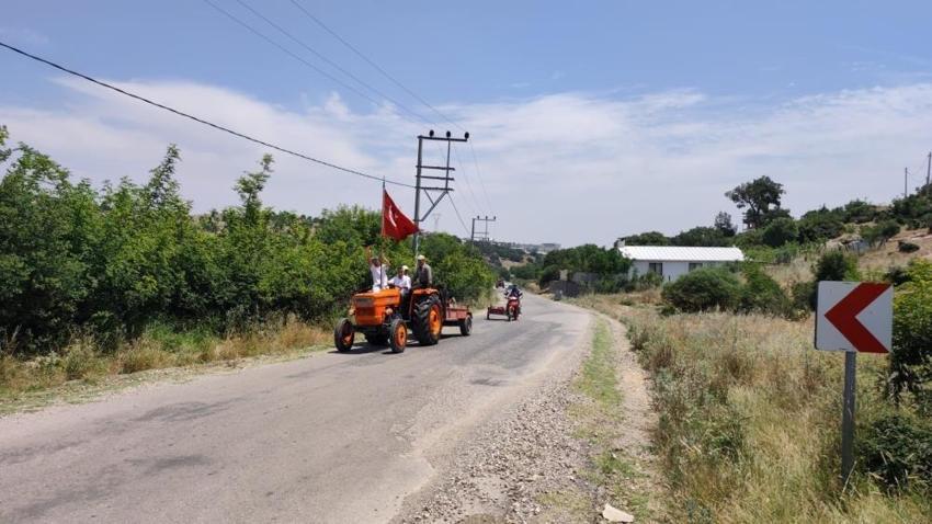Manisa'da kadın erkek traktöre binip protesto etti: Mahallede istemiyorlar