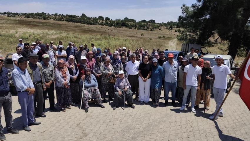 Manisa'da kadın erkek traktöre binip protesto etti: Mahallede istemiyorlar