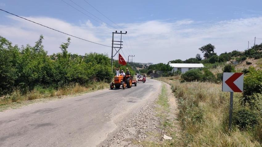 Manisa'da kadın erkek traktöre binip protesto etti: Mahallede istemiyorlar