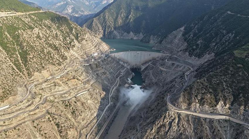 Artvin Deriner Barajı'nda 7 yıl sonra bir ilk! %94 doluluğa ulaştı, kontrollü su tahliyesi başlatıldı!