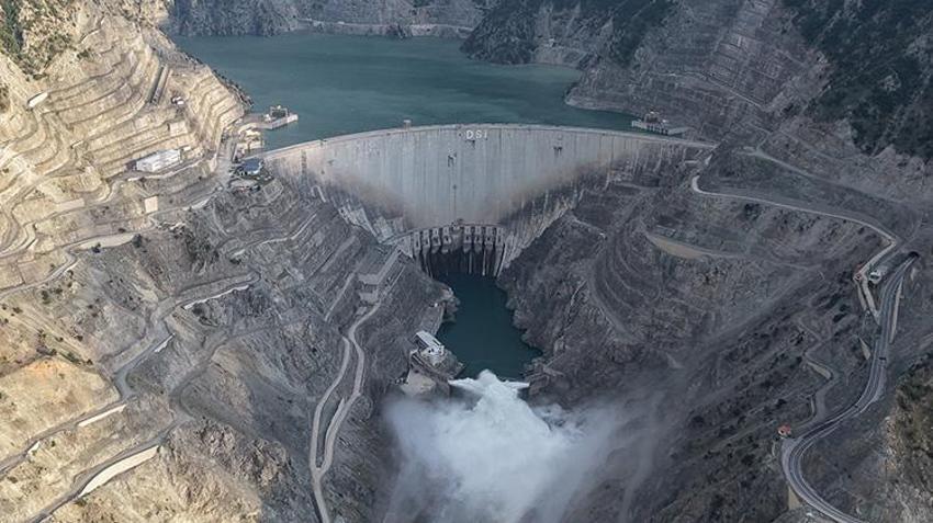 Artvin Deriner Barajı'nda 7 yıl sonra bir ilk! %94 doluluğa ulaştı, kontrollü su tahliyesi başlatıldı!