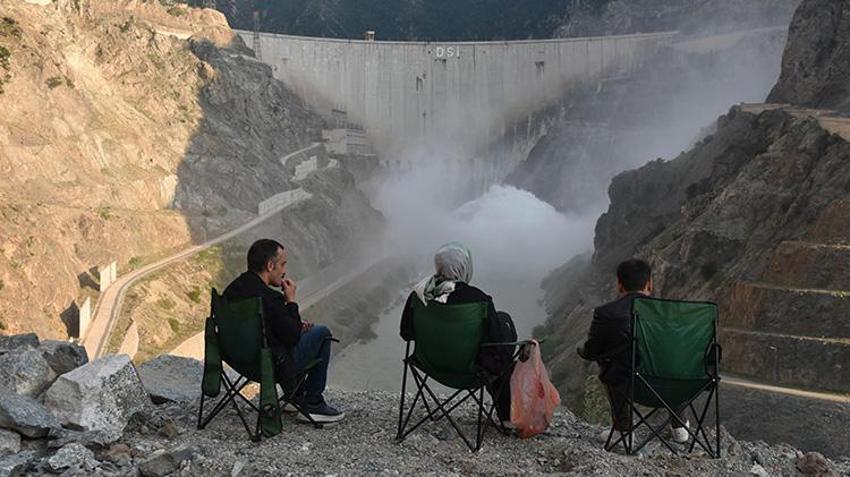 Artvin Deriner Barajı'nda 7 yıl sonra bir ilk! %94 doluluğa ulaştı, kontrollü su tahliyesi başlatıldı!
