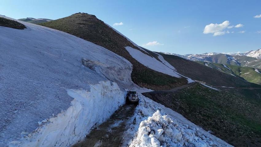 Haziran ayında 5 metreyi bulan kar! Hakkari’de yayla yolları açılıyor
