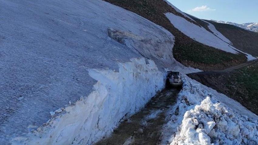 Haziran ayında 5 metreyi bulan kar! Hakkari’de yayla yolları açılıyor