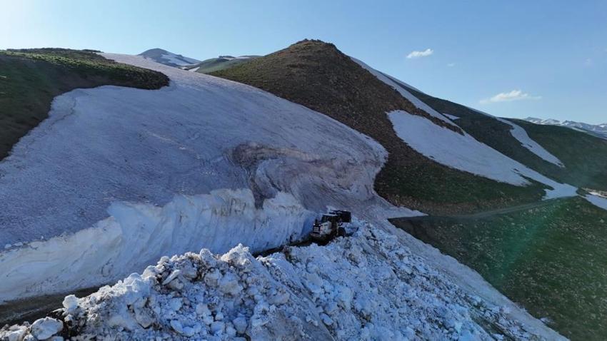 Haziran ayında 5 metreyi bulan kar! Hakkari’de yayla yolları açılıyor