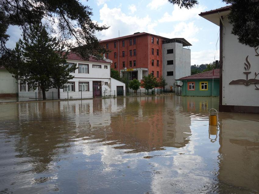 Sağanak ve dolu yağışı Kastamonu’da hayatı felç etti: İlçe beyaza büründü, ev ve iş yerlerini su bastı