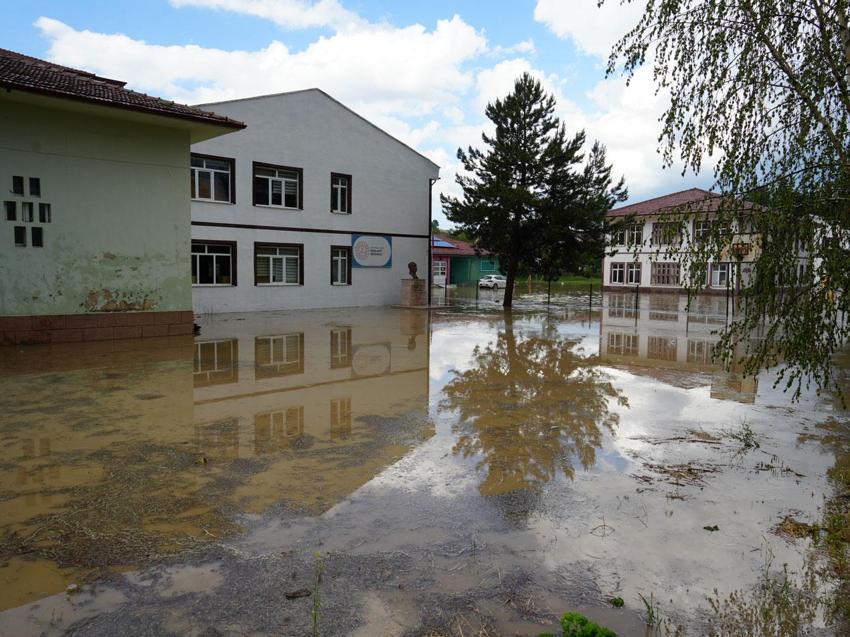 Sağanak ve dolu yağışı Kastamonu’da hayatı felç etti: İlçe beyaza büründü, ev ve iş yerlerini su bastı