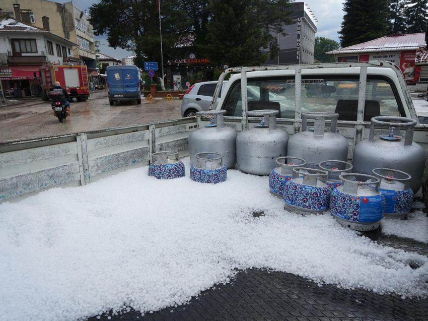 Sağanak ve dolu yağışı Kastamonu’da hayatı felç etti: İlçe beyaza büründü, ev ve iş yerlerini su bastı