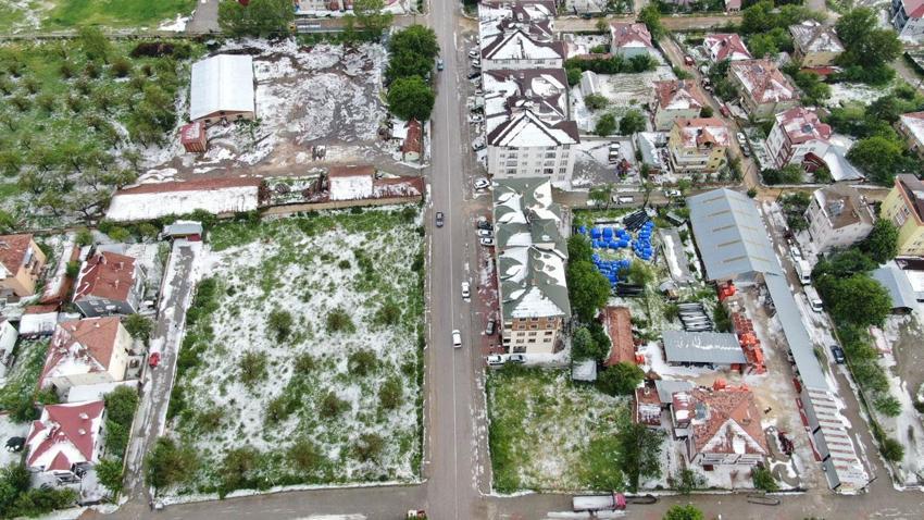 Sağanak ve dolu yağışı Kastamonu’da hayatı felç etti: İlçe beyaza büründü, ev ve iş yerlerini su bastı