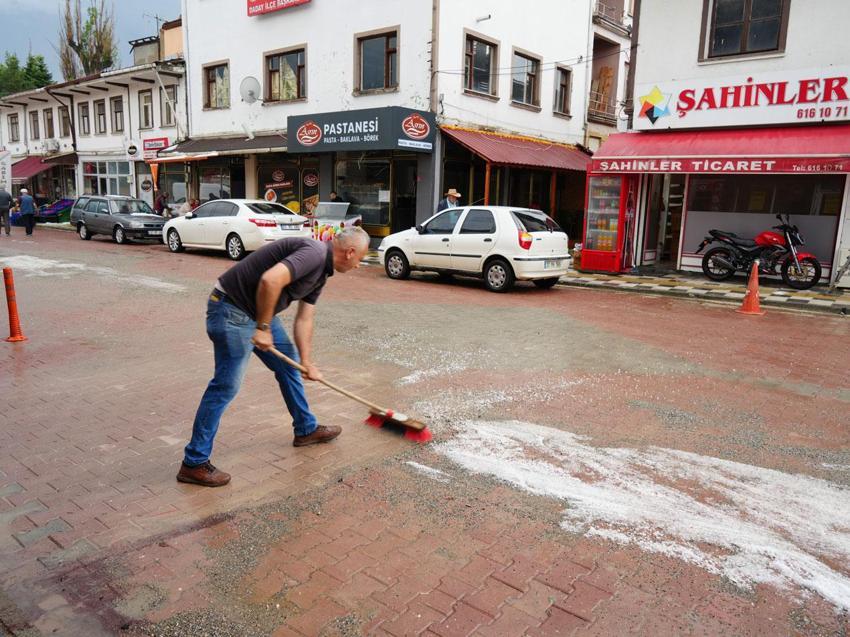 Sağanak ve dolu yağışı Kastamonu’da hayatı felç etti: İlçe beyaza büründü, ev ve iş yerlerini su bastı