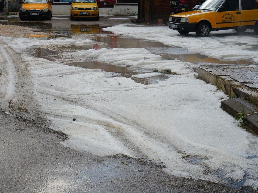 Sağanak ve dolu yağışı Kastamonu’da hayatı felç etti: İlçe beyaza büründü, ev ve iş yerlerini su bastı