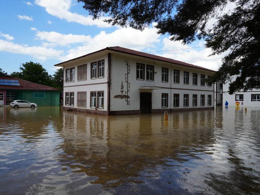 Sağanak ve dolu yağışı Kastamonu’da hayatı felç etti: İlçe beyaza büründü, ev ve iş yerlerini su bastı