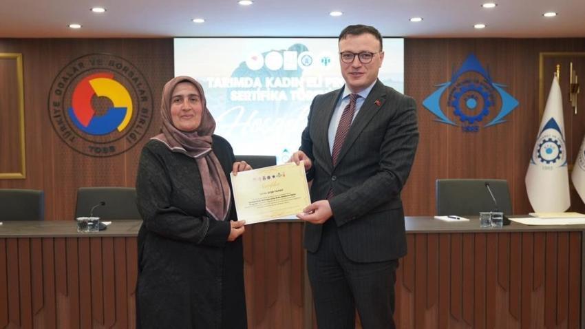 Erzurum'da dev kurumlar üreten kadınlar için bir araya geldi: Sertifikalarını aldılar, toprağa bereket katacaklar!