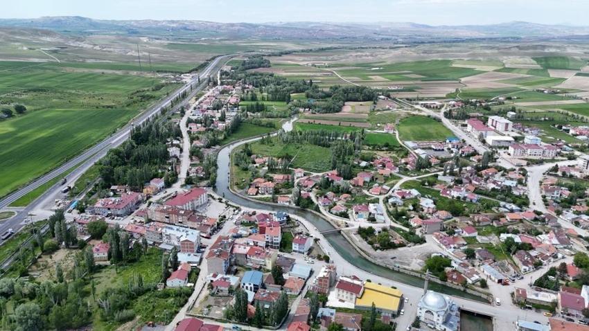 Sivas'ta yeniden hayata tutundu: Yağmurlar can verdi