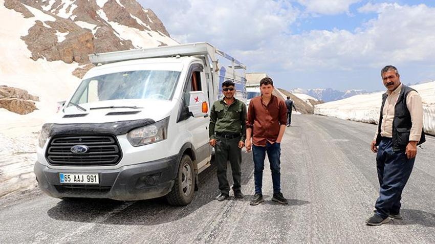 Van-Bahçesaray yolu 5,5 ay sonra trafiğe açıldı! 3 bin rakımlı dağ geçitlerinden ilk görüntüler geldi