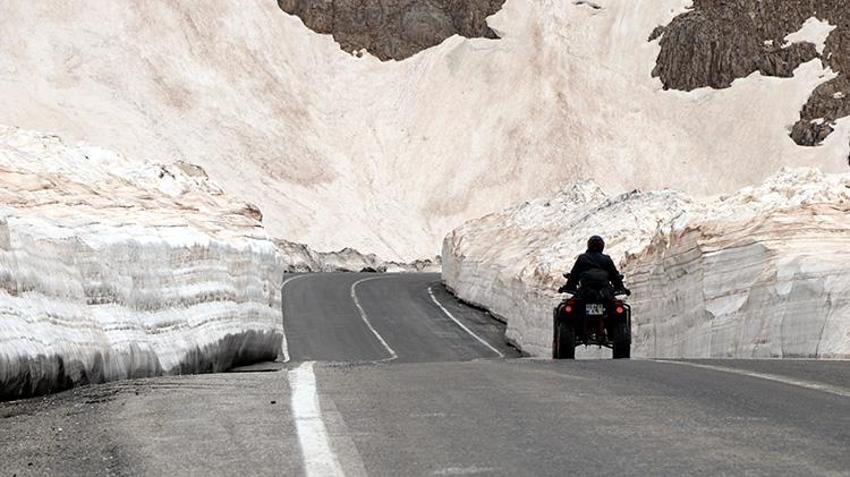 Van-Bahçesaray yolu 5,5 ay sonra trafiğe açıldı! 3 bin rakımlı dağ geçitlerinden ilk görüntüler geldi