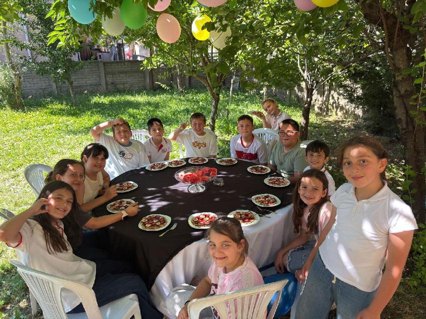 3 yıldır süren gelenek bu yıl da bozulmadı: Öztaş çift öğrencilere bahçesini yine açtı