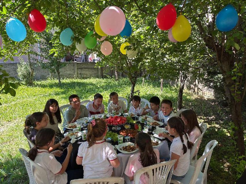 3 yıldır süren gelenek bu yıl da bozulmadı: Öztaş çift öğrencilere bahçesini yine açtı
