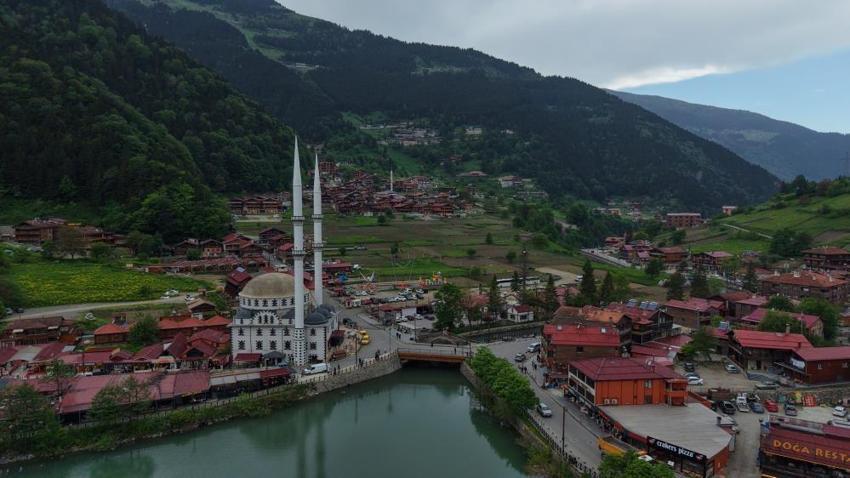 Uzungöl'de turizm hareketliliği! Turist sayısında dev patlama: Rezervasyonlar kapış kapış gidiyor