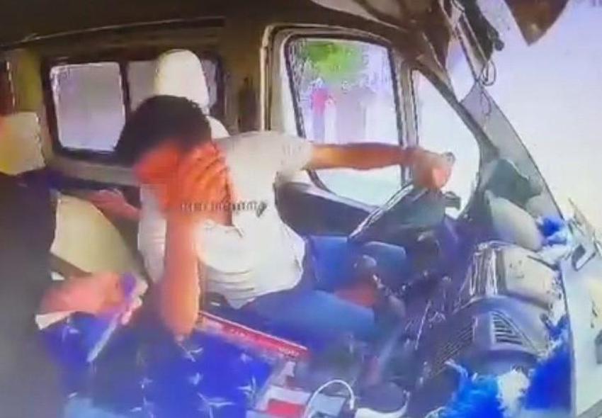 Adana'da dolmuş şoförü direksiyon başında uyuya kaldı! İfadesi duyanları şaşkına çevirdi: 'Kız arkadaşımla sorun yaşamıştım'