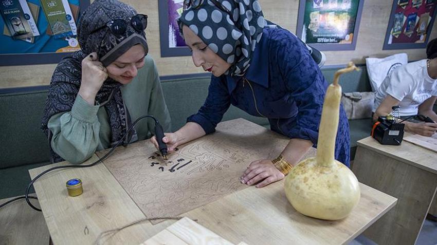 Bolu'da kadınların elinde mucizeye dönüşüyor! Ham odunu ateşle işleyip sanat eseri yaptılar: Gören gözlerine inanamıyor