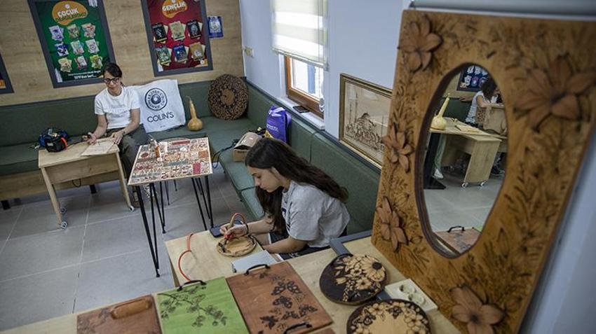Bolu'da kadınların elinde mucizeye dönüşüyor! Ham odunu ateşle işleyip sanat eseri yaptılar: Gören gözlerine inanamıyor