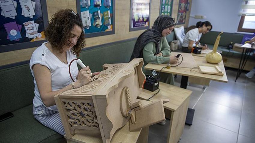 Bolu'da kadınların elinde mucizeye dönüşüyor! Ham odunu ateşle işleyip sanat eseri yaptılar: Gören gözlerine inanamıyor