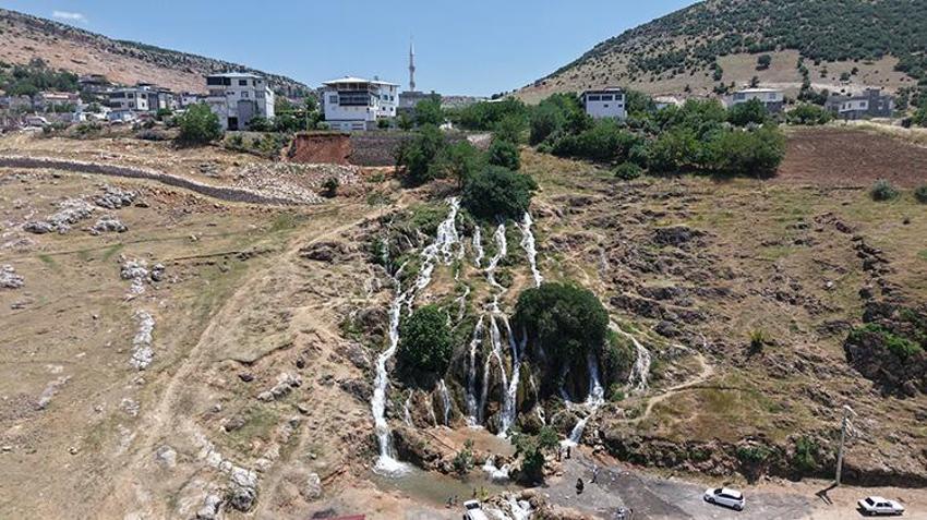 Yetersiz yağışlar nedeniyle kuruyan Gaziantep’teki saklı cennet Sakçagözü Şelalesi yeniden akmaya başladı