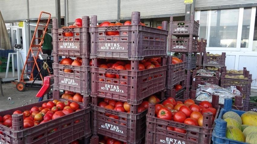 Sebze halinde fiyatlar dibi gördü: Domatesin fiyatı geriledi