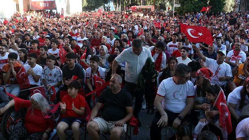 Türkiye meydanlara akın etti! Milli maç heyecanı sabahın ilk ışıklarıyla başladı: Şanlıurfa, Adana, Bursa, Antalya, Hatay! İşte yurttan manzaralar