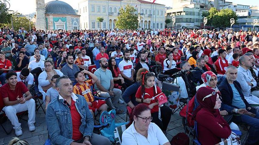 Türkiye meydanlara akın etti! Milli maç heyecanı sabahın ilk ışıklarıyla başladı: Şanlıurfa, Adana, Bursa, Antalya, Hatay! İşte yurttan manzaralar