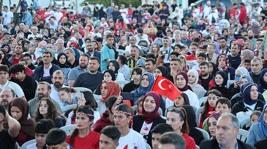 Türkiye meydanlara akın etti! Milli maç heyecanı sabahın ilk ışıklarıyla başladı: Şanlıurfa, Adana, Bursa, Antalya, Hatay! İşte yurttan manzaralar