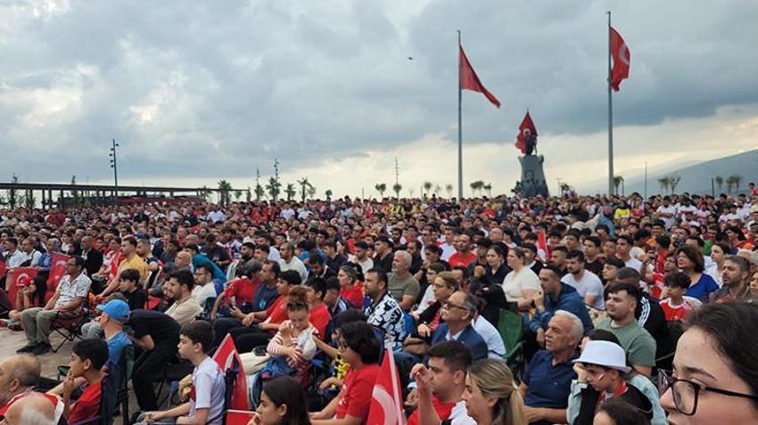 Türkiye meydanlara akın etti! Milli maç heyecanı sabahın ilk ışıklarıyla başladı: Şanlıurfa, Adana, Bursa, Antalya, Hatay! İşte yurttan manzaralar