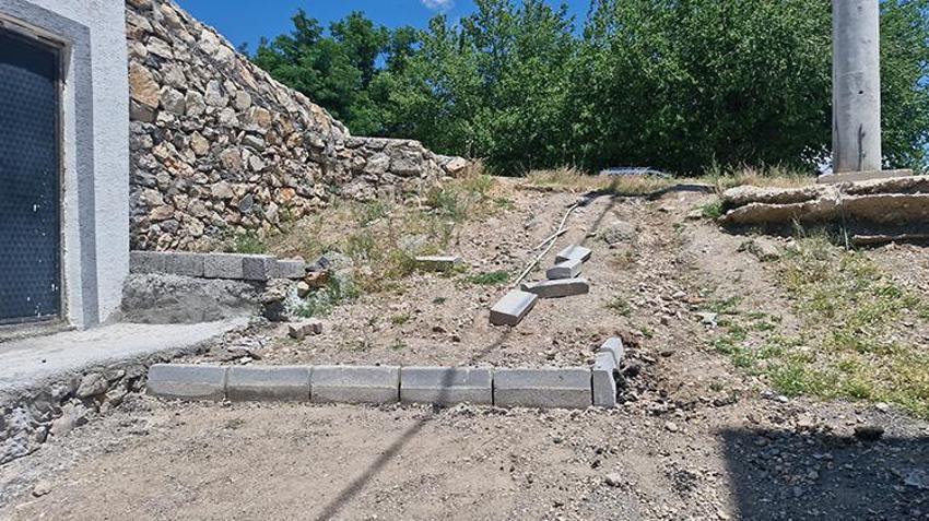 Diyarbakır'da komşu şiddeti kamerada! Engelli kızına rampa yaptıran kadın kürekli saldırıya uğradı